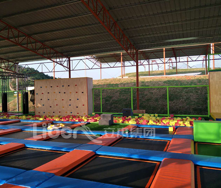 戶外蹦床實物圖