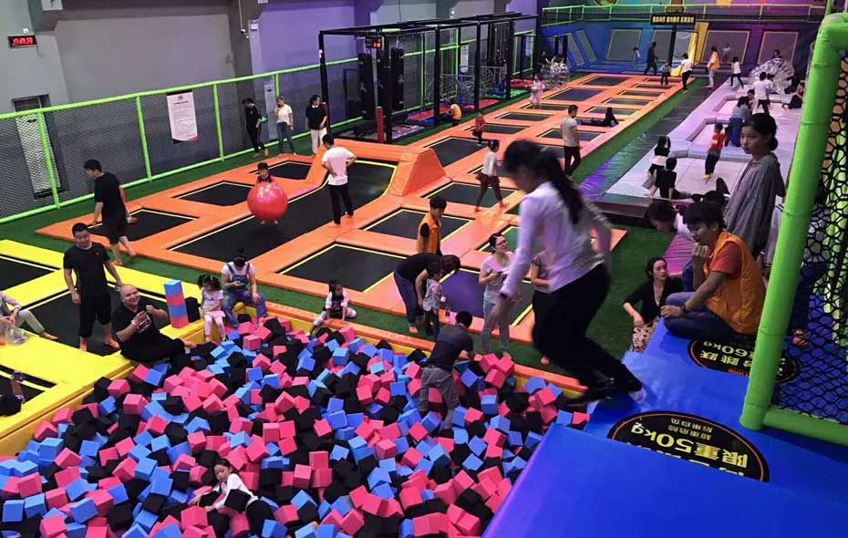 蹦床公園