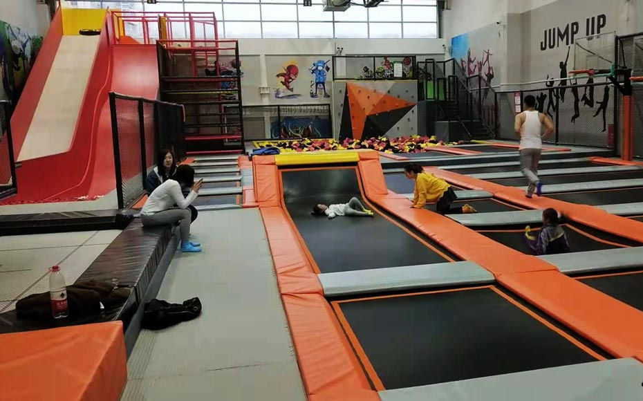 蹦床公園 室內蹦床公園