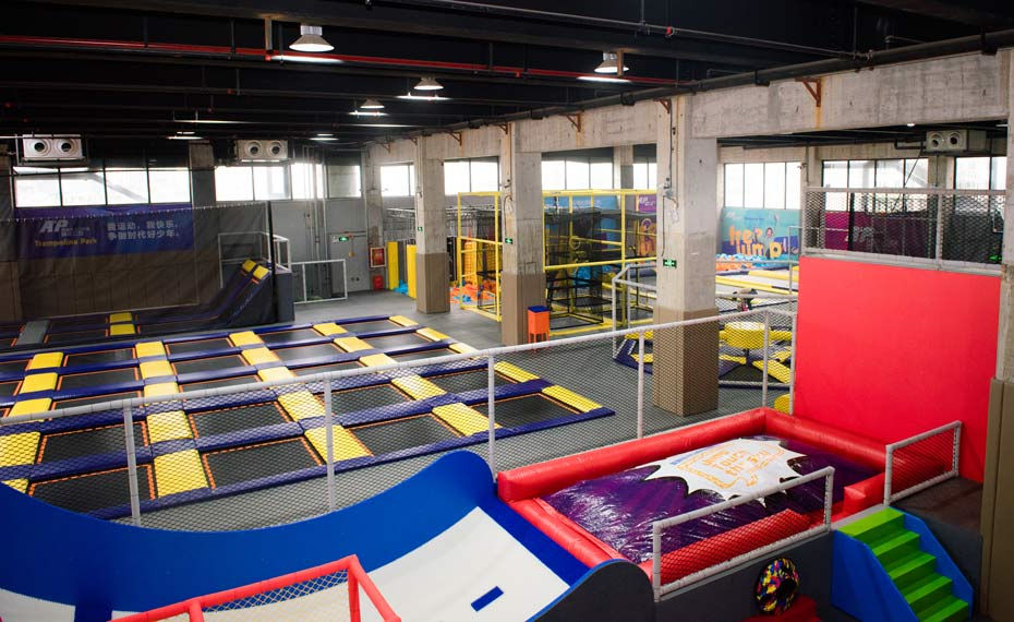 蹦床館 蹦床館