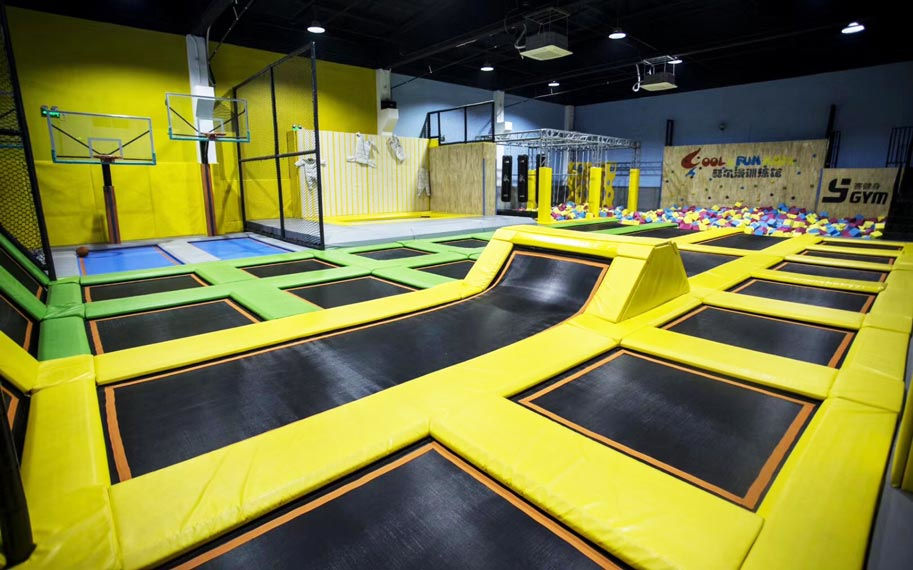 蹦床館 蹦床館