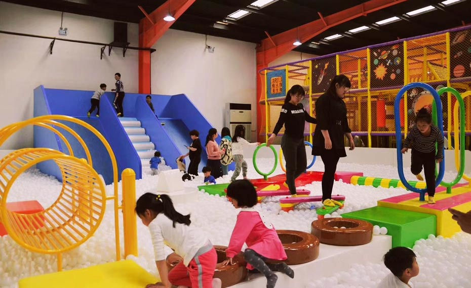 蹦床公園 蹦床公園