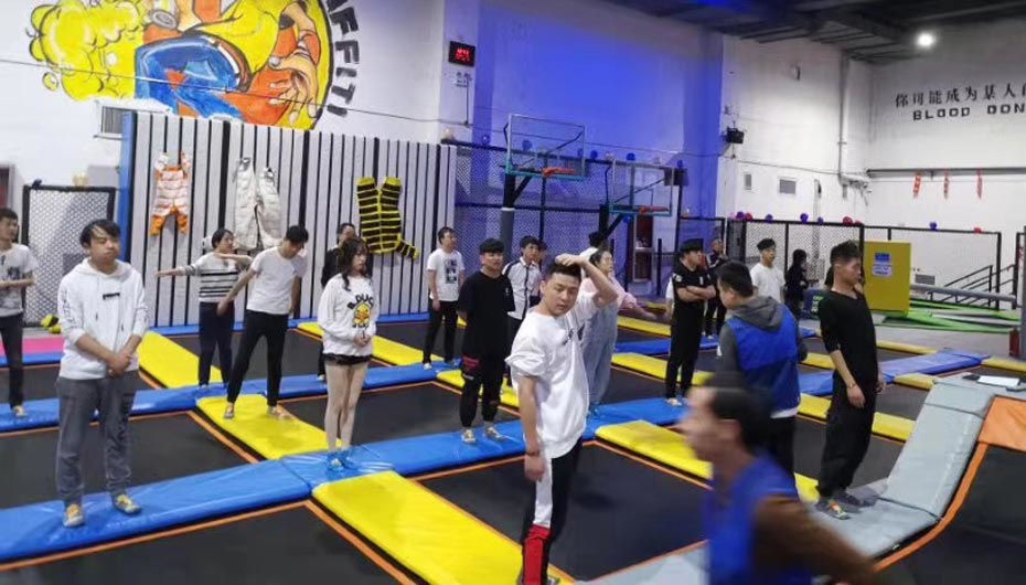 蹦床公園實物照片