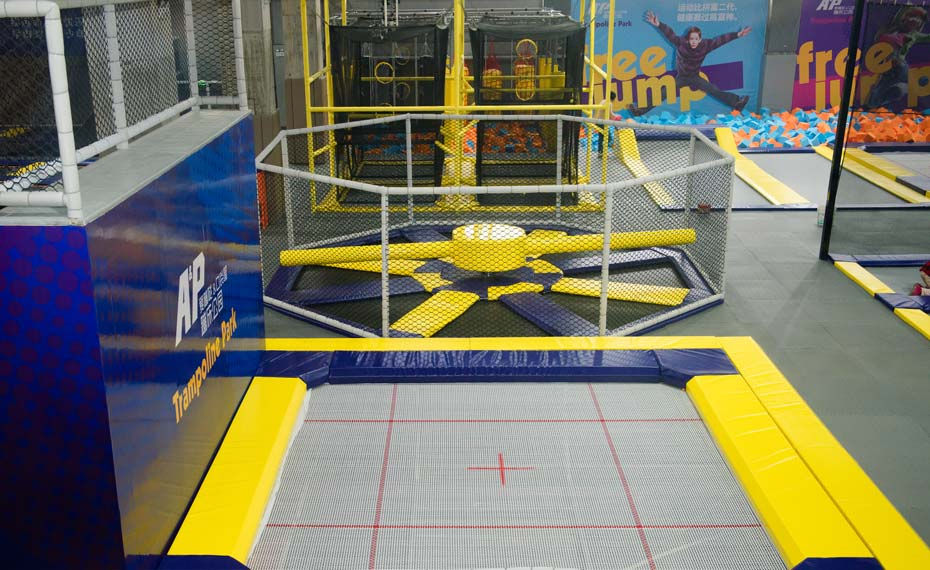 蹦床公園