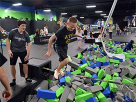 室內(nèi)兒童蹦床主題公園