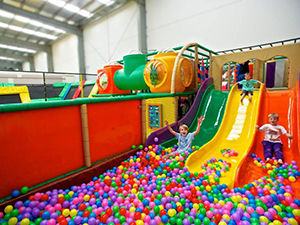  現(xiàn)在火爆的蹦床館里面的海綿塊如何清洗呢